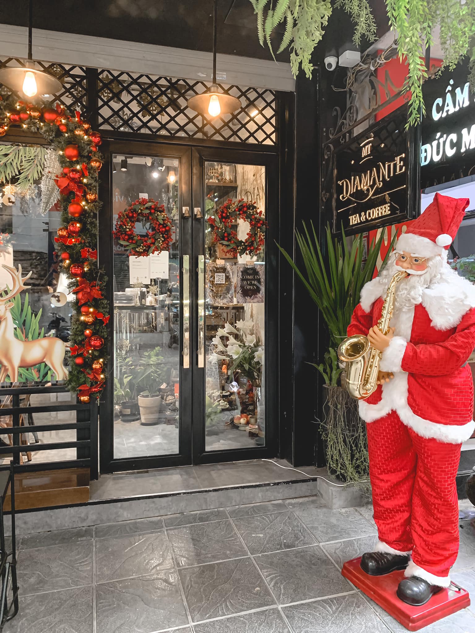 Những quán cafe trang trí Noel sớm dành cho khách hàng trong buổi hẹn hò dịp cuối năm - Ảnh 2.