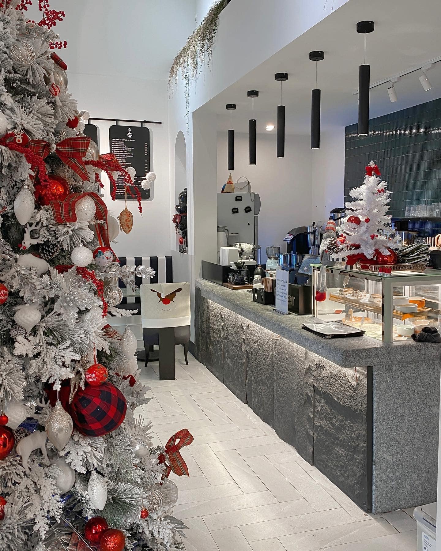 Không gian Noel tuyệt vời tại quán cafe với trang trí ấn tượng đầy màu sắc. Cùng thưởng thức ly cà phê thơm ngon và tận hưởng không khí lễ hội.