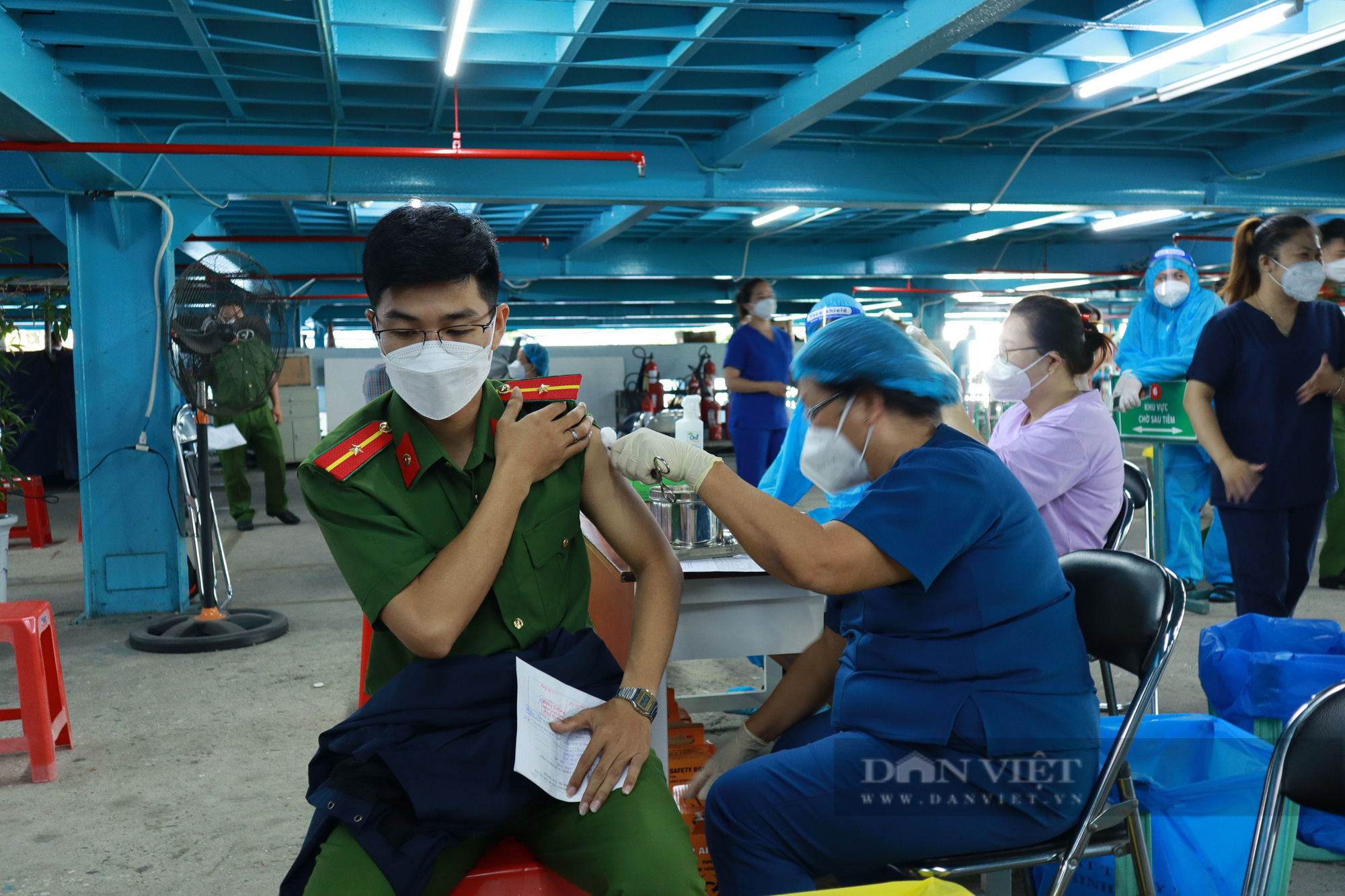 Thủ tướng Phạm Minh Chính: Phấn đấu đến hết quý I/2022 hoàn thành tiêm vaccine mũi thứ 3 - Ảnh 2.