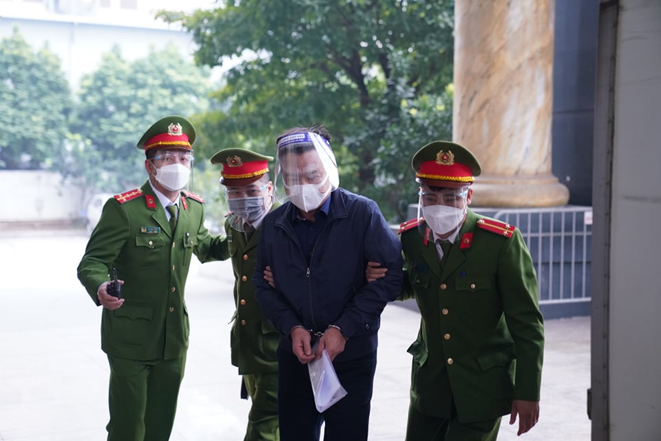 Clip: Cựu Chủ tịch Nguyễn Đức Chung được dẫn giải đến tòa vụ Redoxy 3C - Ảnh 3.