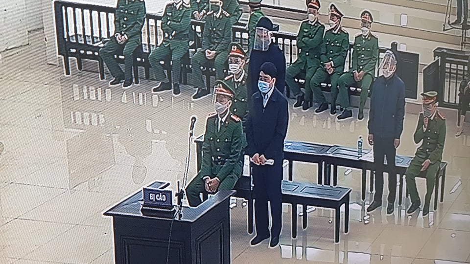 CLIP: Cựu Chủ tịch Nguyễn Đức Chung được dẫn giải đến tòa vụ Redoxy 3C - Ảnh 1.