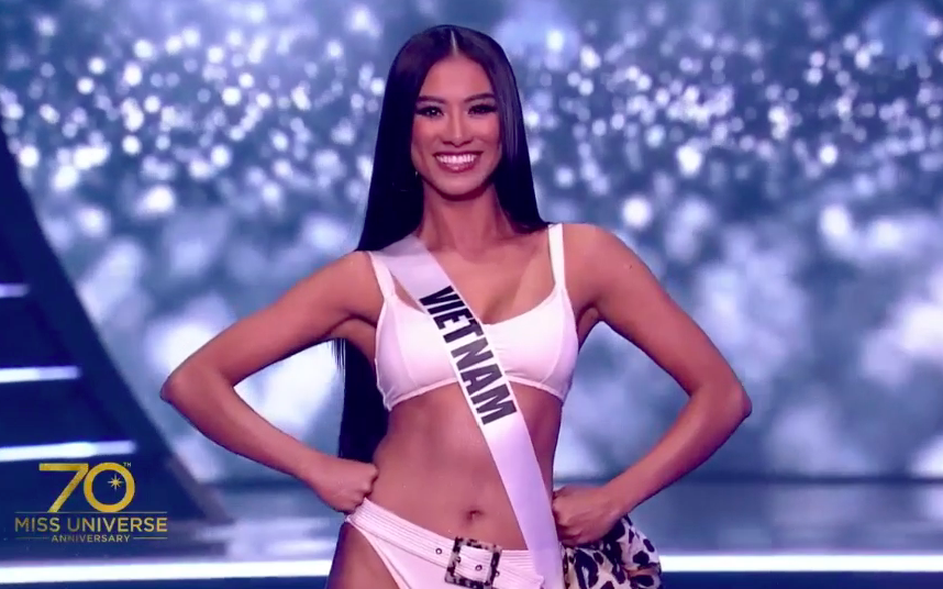 Bán kết Miss Universe 2021: Kim Duyên diện váy xuyên thấu sau phần trình diễn bikini đầy cuốn hút
