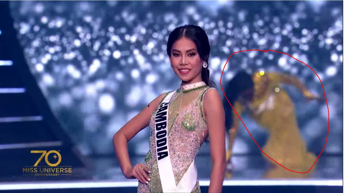 Bán kết Miss Universe 2021: MC và loạt thí sinh gặp sự cố trên sân khấu - Ảnh 4.