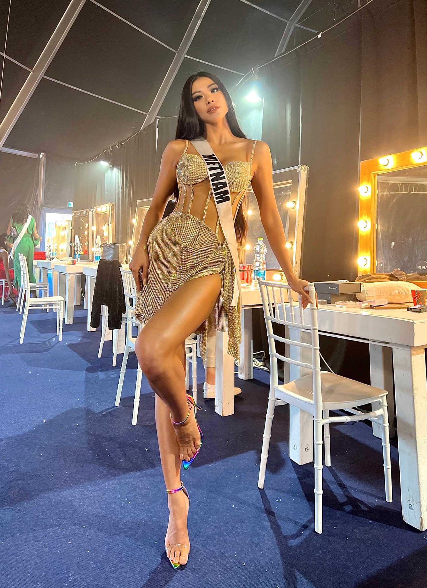 Kim Duyên diện váy xuyên thấu &quot;đốt mắt&quot; trình diễn ở bán kết Miss Universe 2021 - Ảnh 1.