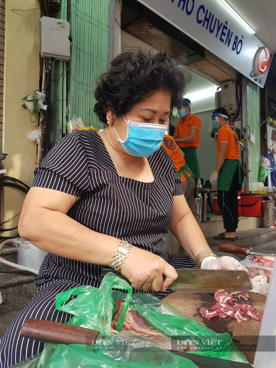 Mở cửa sau mùa dịch, quán phở “ruột” của ĐTQG Việt Nam hút khách sành ăn - Ảnh 2.