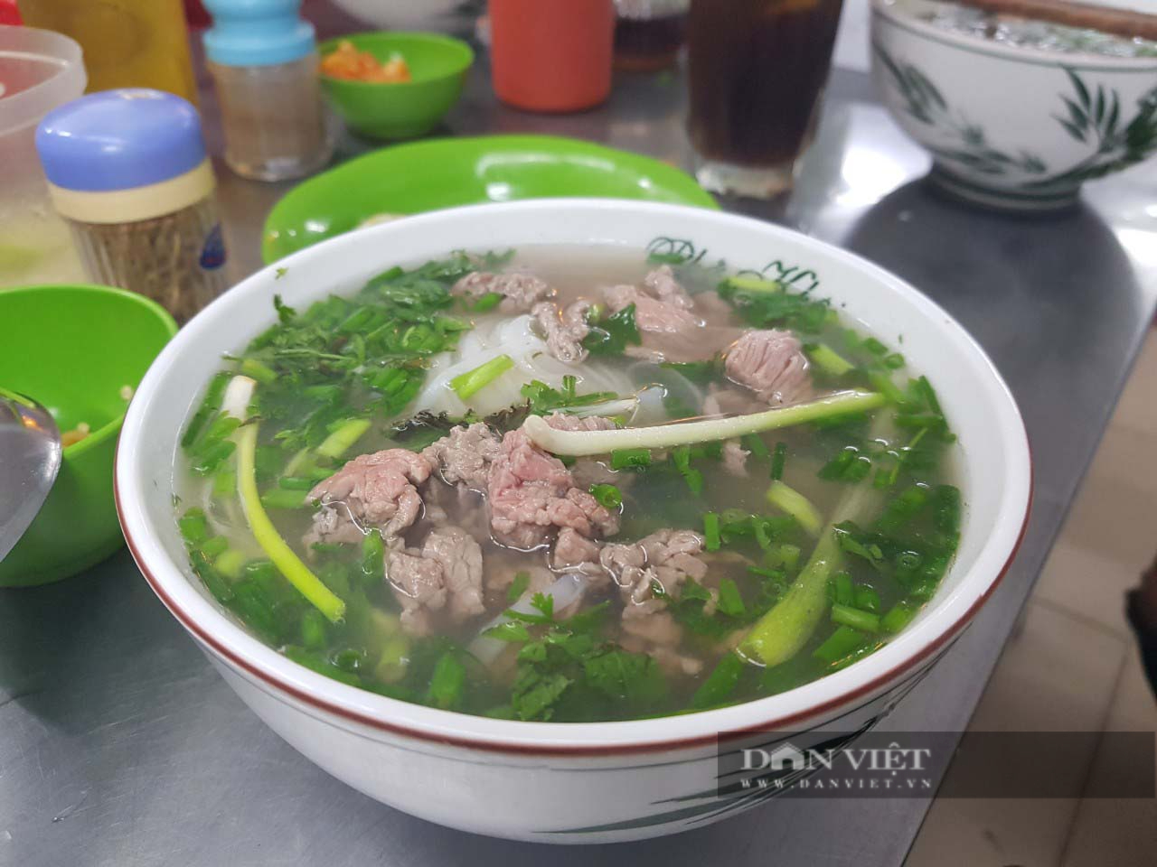 Mở cửa sau mùa dịch, quán phở “ruột” của ĐTQG Việt Nam hút khách sành ăn - Ảnh 1.