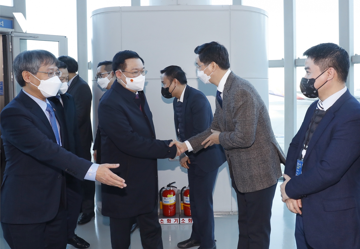 Chủ tịch Quốc hội Vương Đình Huệ tới Seoul, bắt đầu thăm chính thức Hàn Quốc - Ảnh 1.