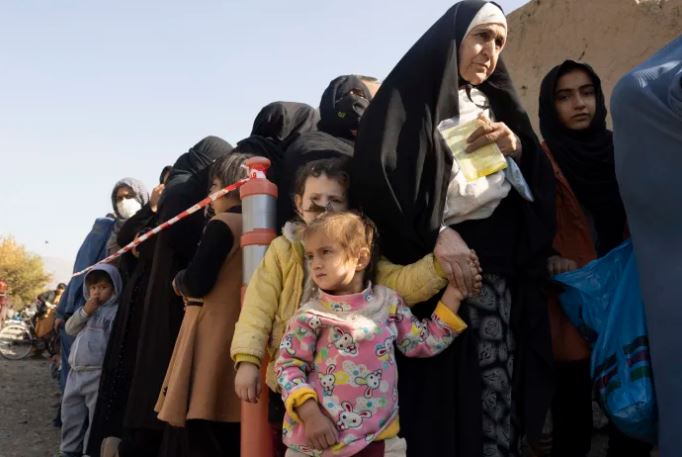 Những hình ảnh 'nhói lòng' trong cuộc khủng hoảng lương thực ở Afghanistan - Ảnh 2.