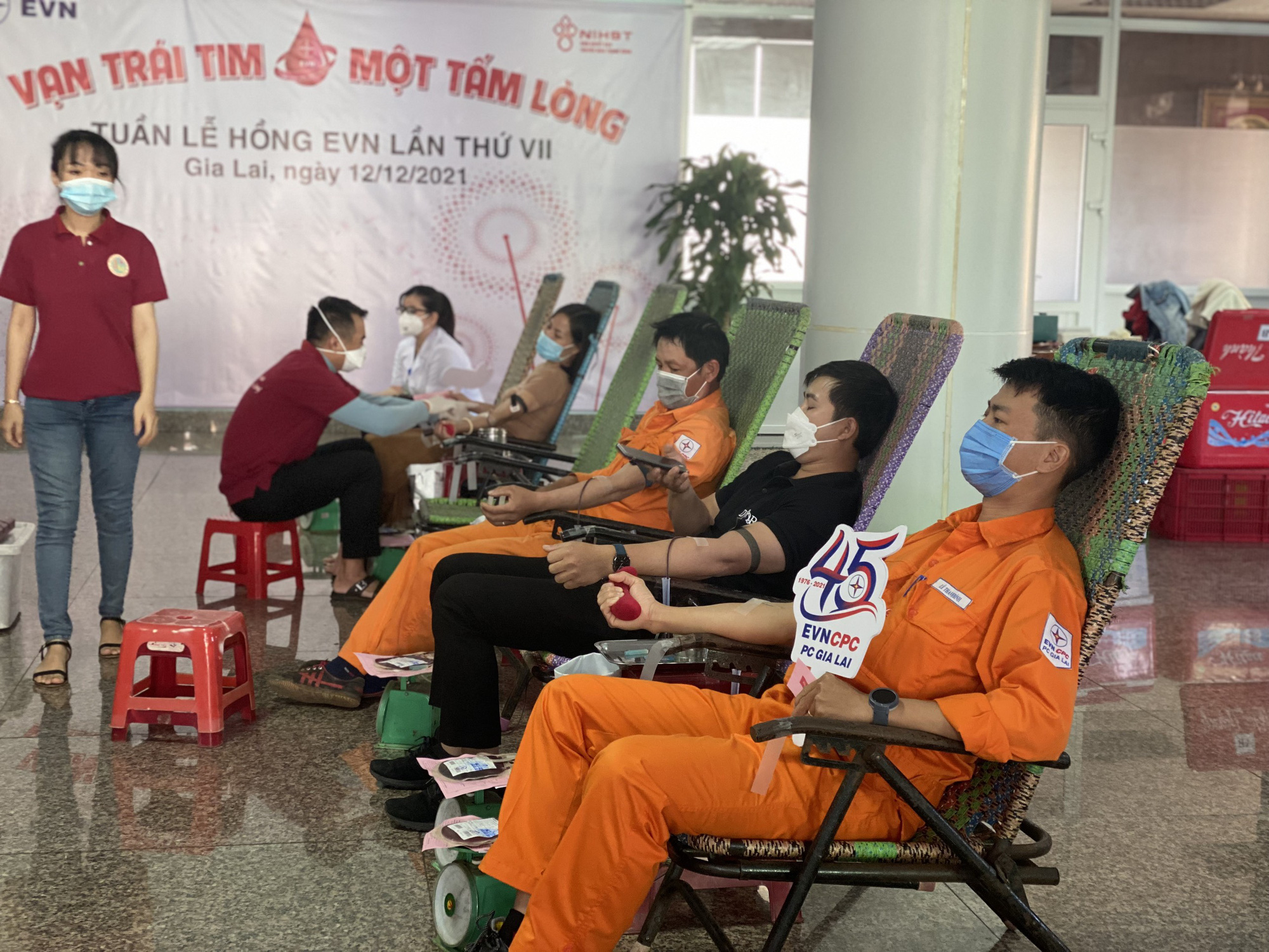 PC Gia Lai tổ chức hiến máu nhân đạo hưởng ứng &quot;Tuần lễ hồng EVN lần thứ VII&quot; - Ảnh 1.
