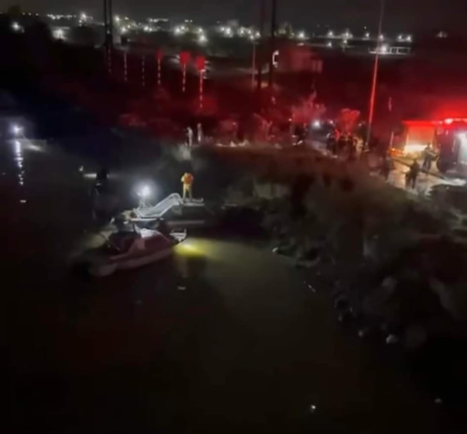 Tối 12/12, lực lượng công an tỉnh Quảng Trị tiến hành trục vớt chiếc xe máy của nạn nhân H dưới chân cầu Đại Lộc. Ảnh: P.N
