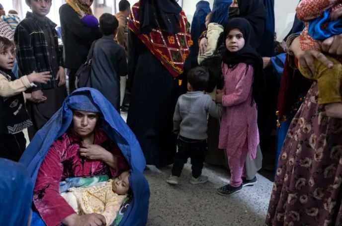Những hình ảnh 'nhói lòng' trong cuộc khủng hoảng lương thực ở Afghanistan - Ảnh 4.