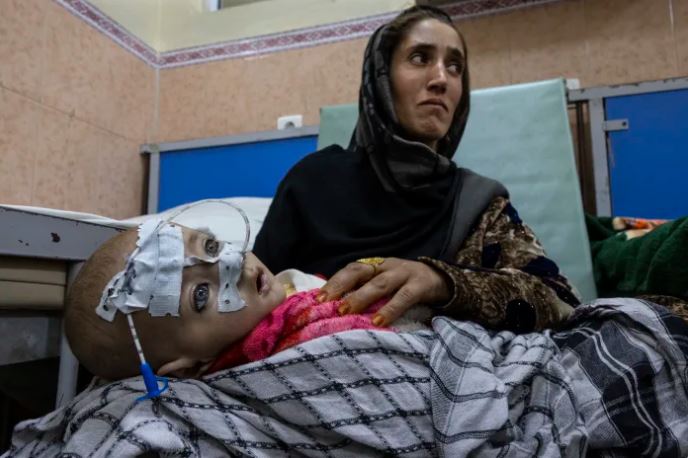 Những hình ảnh 'nhói lòng' trong cuộc khủng hoảng lương thực ở Afghanistan - Ảnh 9.