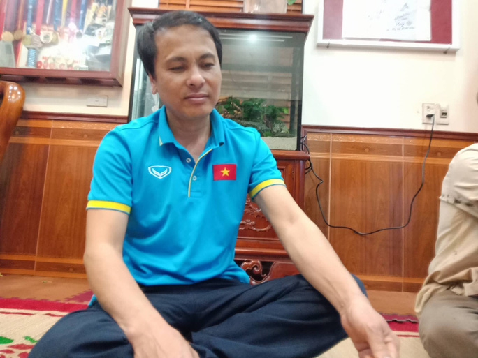 Gia đình cầu thủ Nguyễn Tiến Linh đón 200 CĐV đến xem bóng đá  - Ảnh 4.