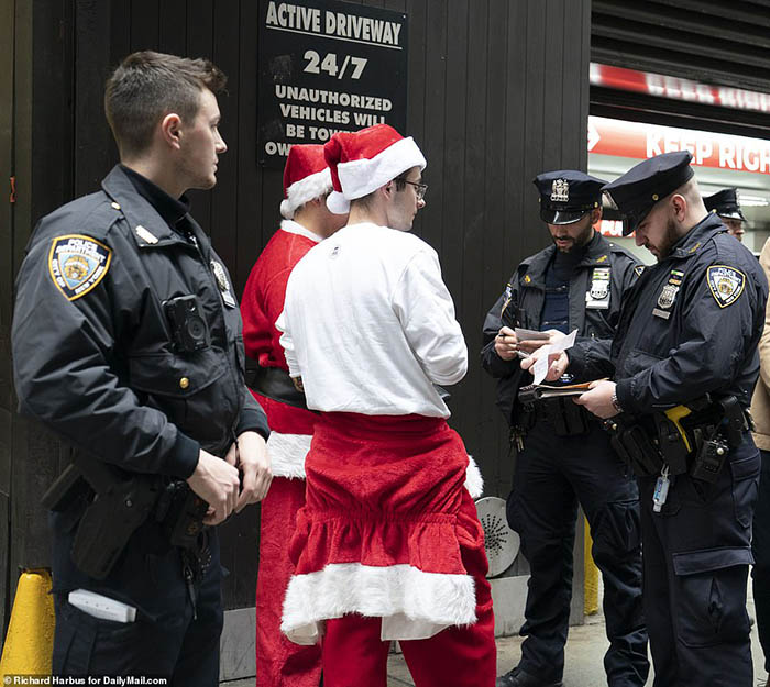 Mỹ: “Biển” người giả trang Ông già Noel tràn ngập New York chào đón Lễ hội SantaCon trở lại - Ảnh 6.