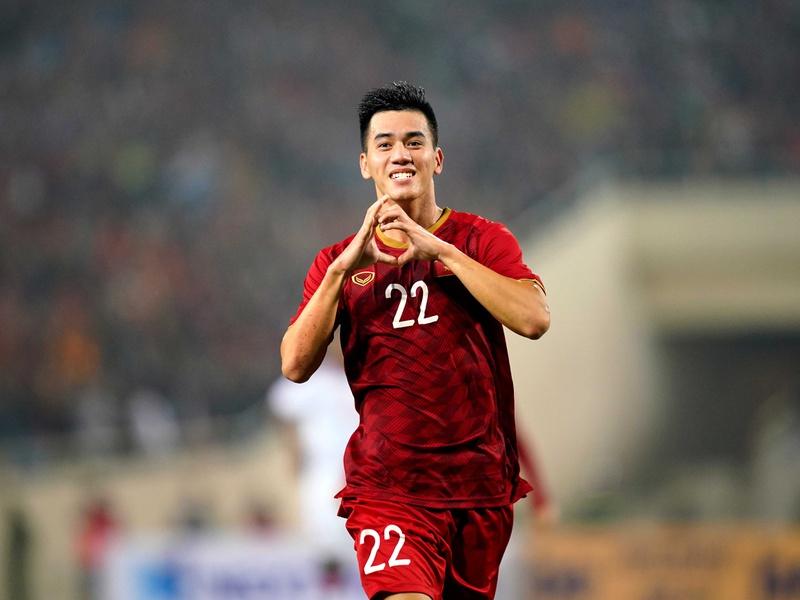 Gia đình cầu thủ Nguyễn Tiến Linh đón 200 CĐV đến xem bóng đá  - Ảnh 2.