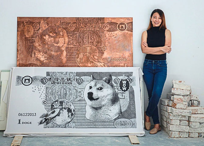 Red Hong Yi không còn xa lạ với thế giới nghệ thuật đương đại, được biết đến với việc sử dụng các vật dụng và vật liệu hàng ngày để tạo ra các tác phẩm nghệ thuật sắp đặt lớn hơn cuộc sống. Tự gọi mình là &quot;nghệ sĩ vẽ mà không cần cọ&quot;, Red bước vào không gian NFT vào tháng 6 khi cô đảm nhận một trong những meme mang tính biểu tượng nhất của thế hệ này: Doge , Shiba Inu. Với tiêu đề Doge to the Moon, đây là tranh NFT đầu tiên từ Dòng tiền giấy Meme của cô. Ảnh: @Buro247.