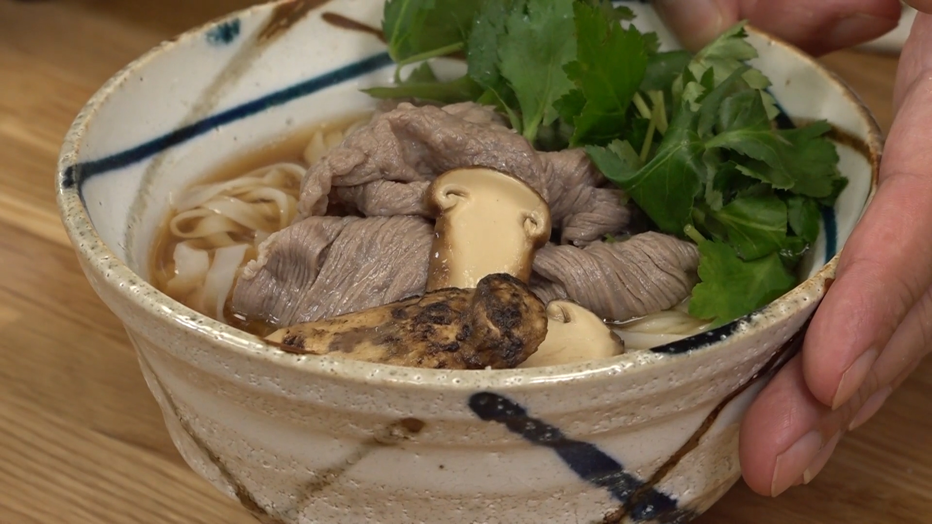 Bát phở truyền thống thay đổi  thế nào qua bàn tay đầu bếp Nhật với loại nấm đắt đỏ? - Ảnh 7.