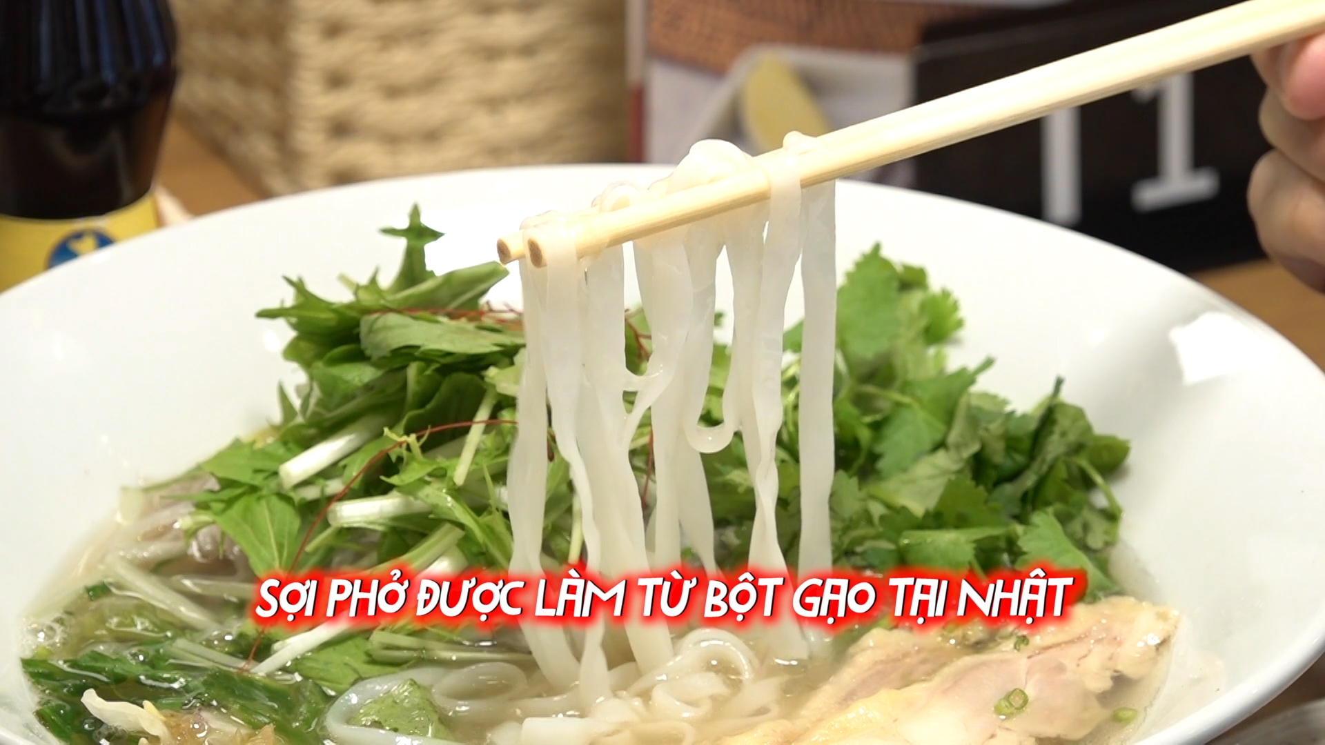 Bát phở truyền thống thay đổi  thế nào qua bàn tay đầu bếp Nhật với loại nấm đắt đỏ? - Ảnh 1.