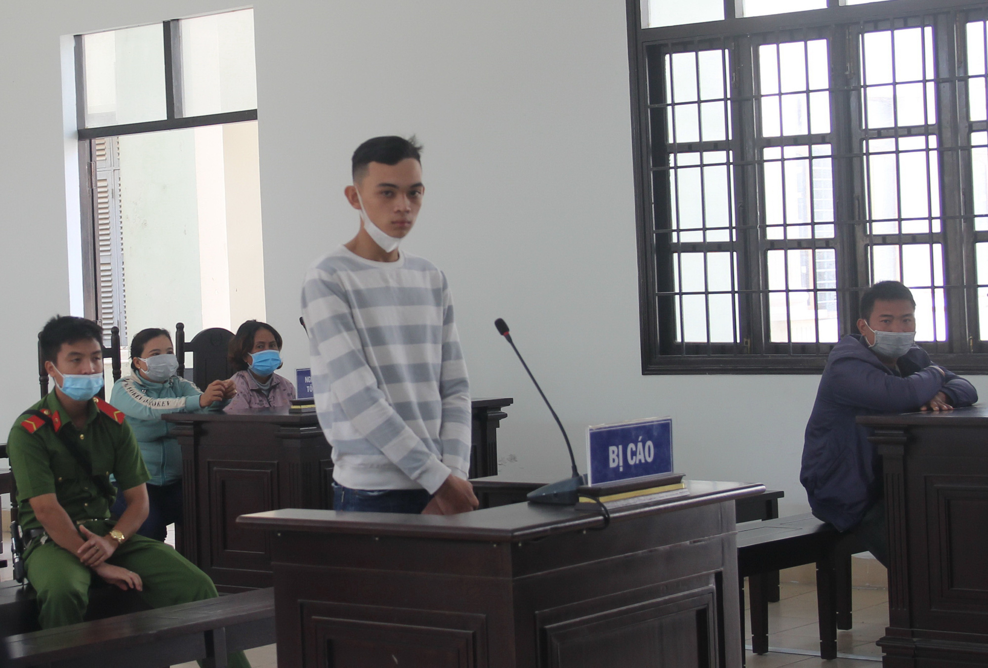 Hai cha con nông dân vướng vào vòng lao lý vì tranh tranh chấp đất với dự án điện mặt trời ở Ninh Thuận - Ảnh 1.
