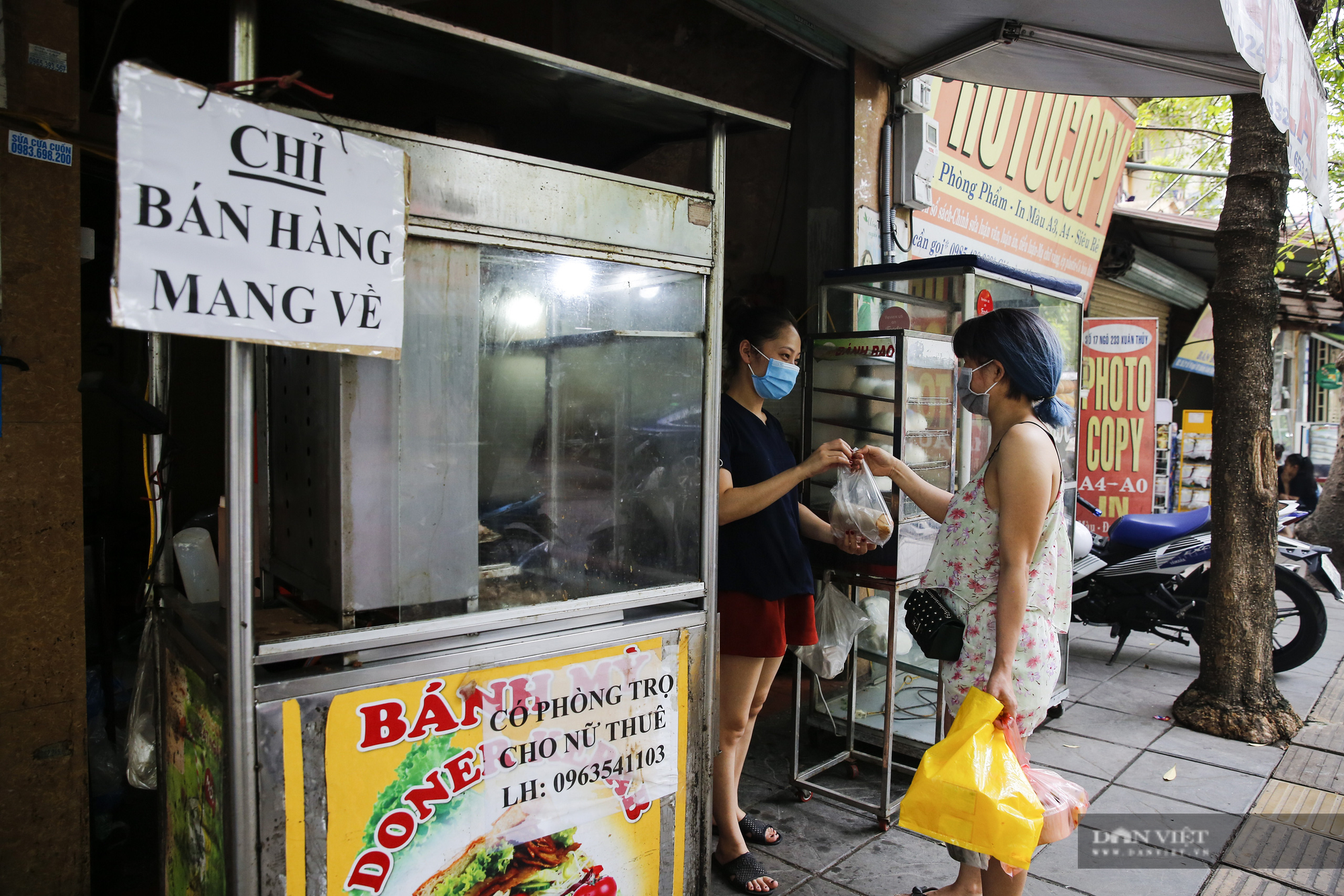 Nóng: Một quận lõi ở Hà Nội dừng bán hàng ăn tại chỗ, vận động người dân hạn chế ra đường - Ảnh 1.