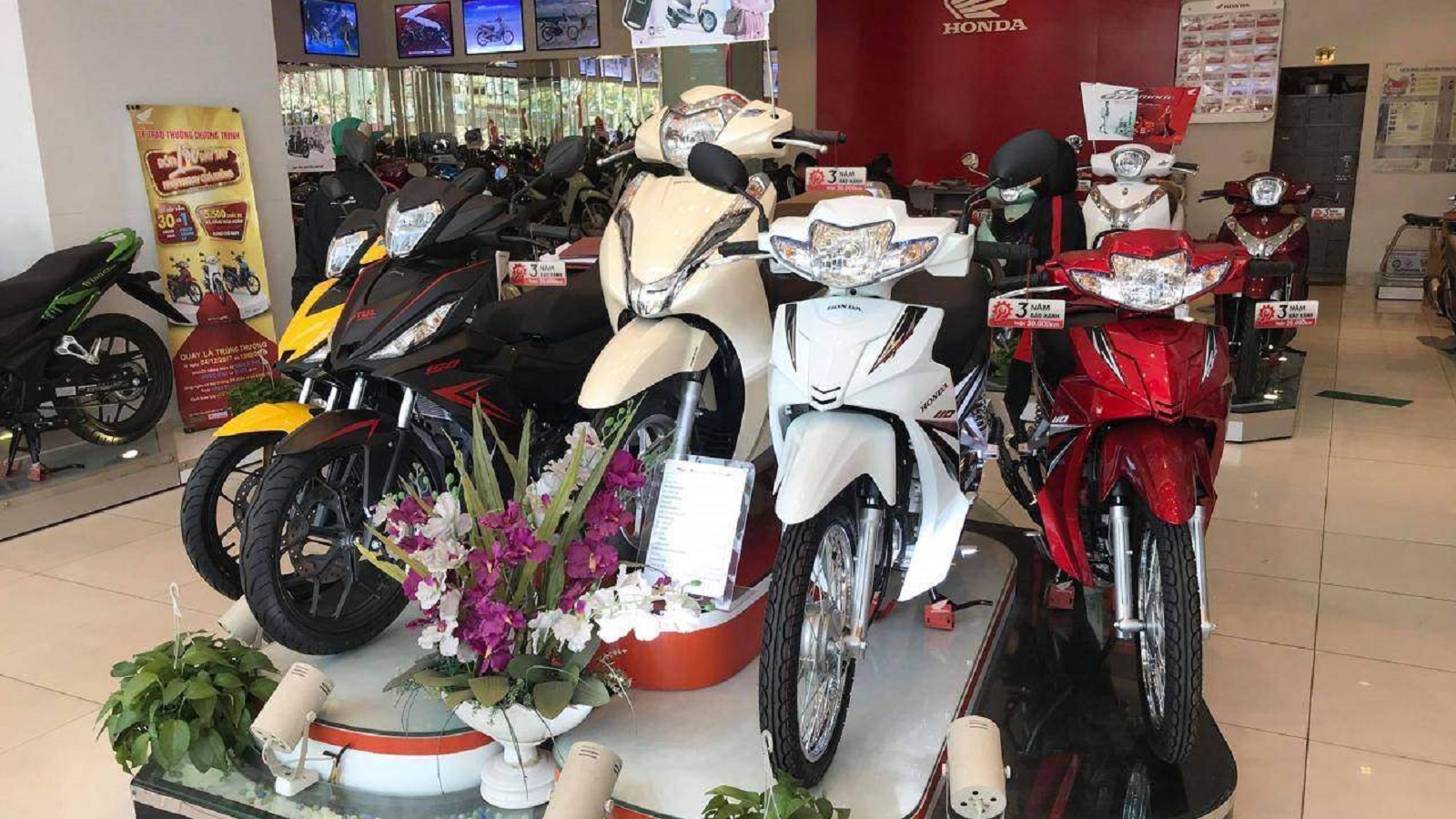 Loạt xe máy giảm giá mạnh cuối năm, người dùng Việt nhiều lựa chọn - Ảnh 1.