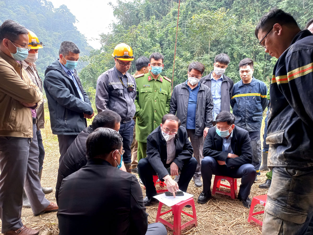 Bắc Kạn: Công tác giải cứu nạn nhân khai thác khoáng sản trái phép bị kẹt trong đá gặp khó - Ảnh 2.