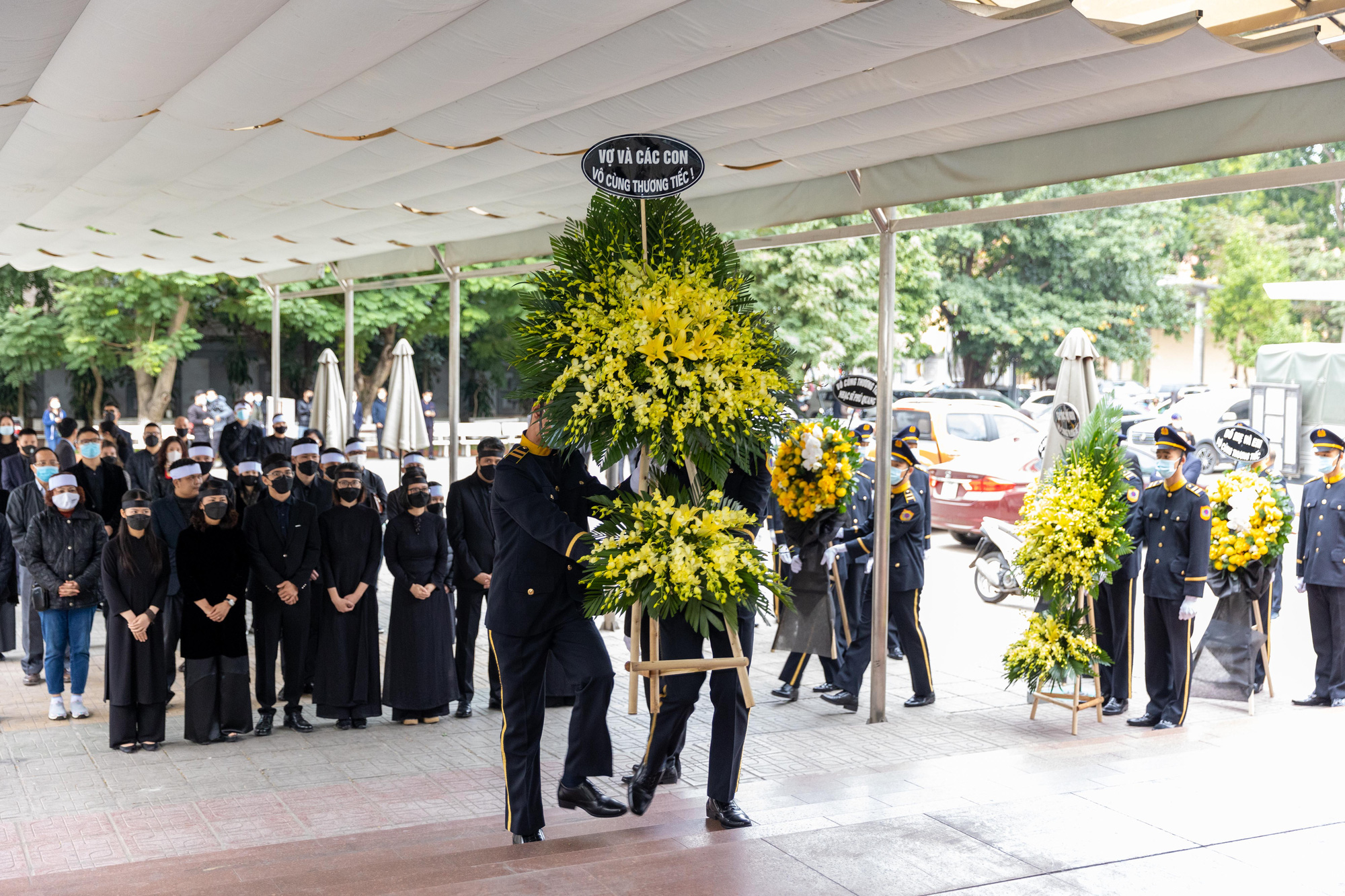 Vợ và các con khóc ngất trong lễ tang nhạc sĩ Phú Quang - Ảnh 2.