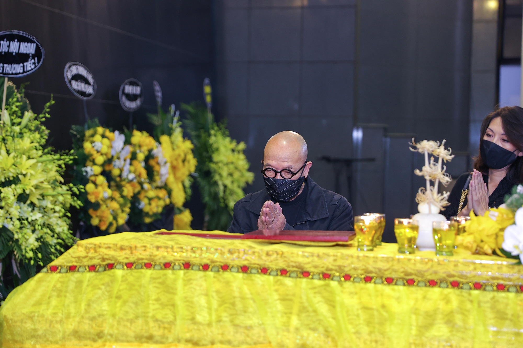 Lễ tang nhạc sĩ Phú Quang: Vợ và các con ôm quan tài khóc nức nở - Ảnh 17.
