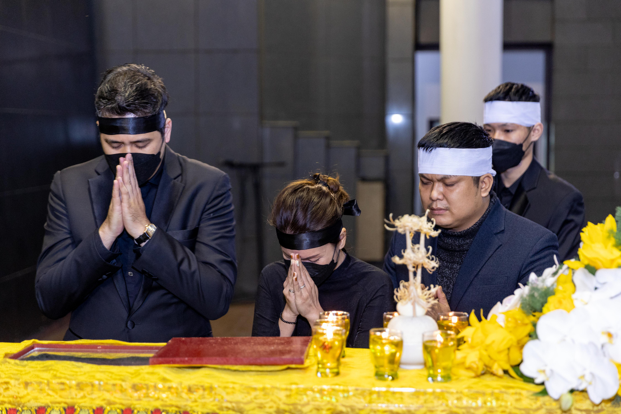 Vợ và các con khóc ngất trong lễ tang nhạc sĩ Phú Quang - Ảnh 8.
