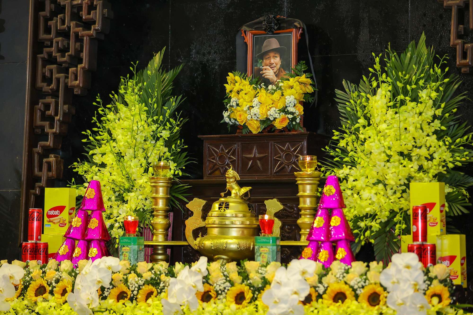 Vợ và các con khóc ngất trong lễ tang nhạc sĩ Phú Quang - Ảnh 1.