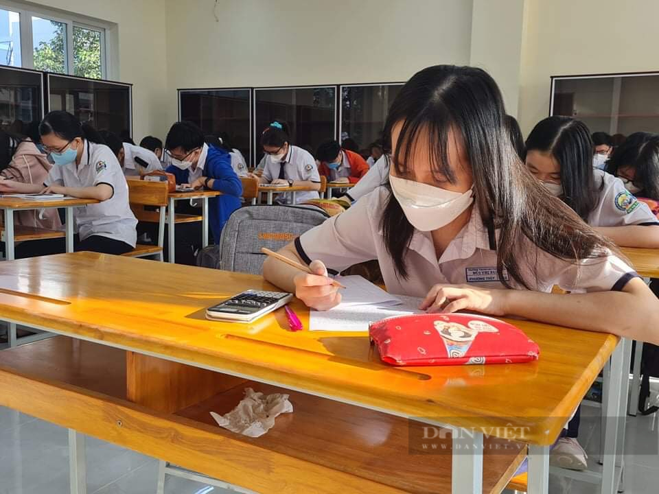 TP.HCM: Học sinh vui vẻ đi học trở lại sau thời gian dài học trực tuyến tại nhà - Ảnh 7.