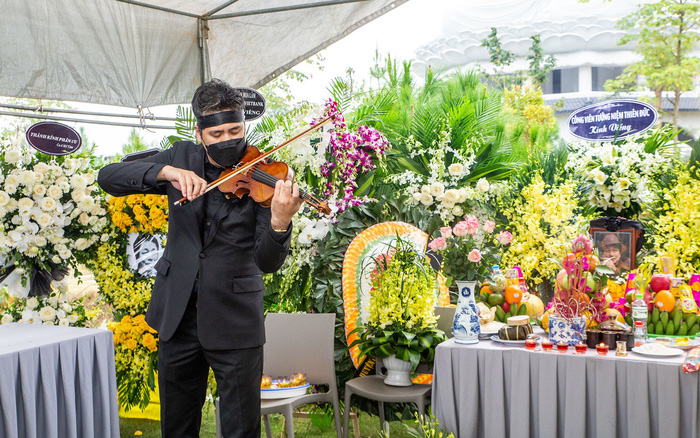 Con rể nhạc sỹ Phú Quang kéo đàn violin bên mộ cha - Ảnh 1.