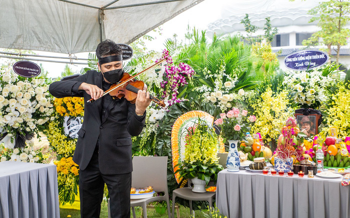 Con rể nhạc sỹ Phú Quang kéo đàn violin bên mộ cha