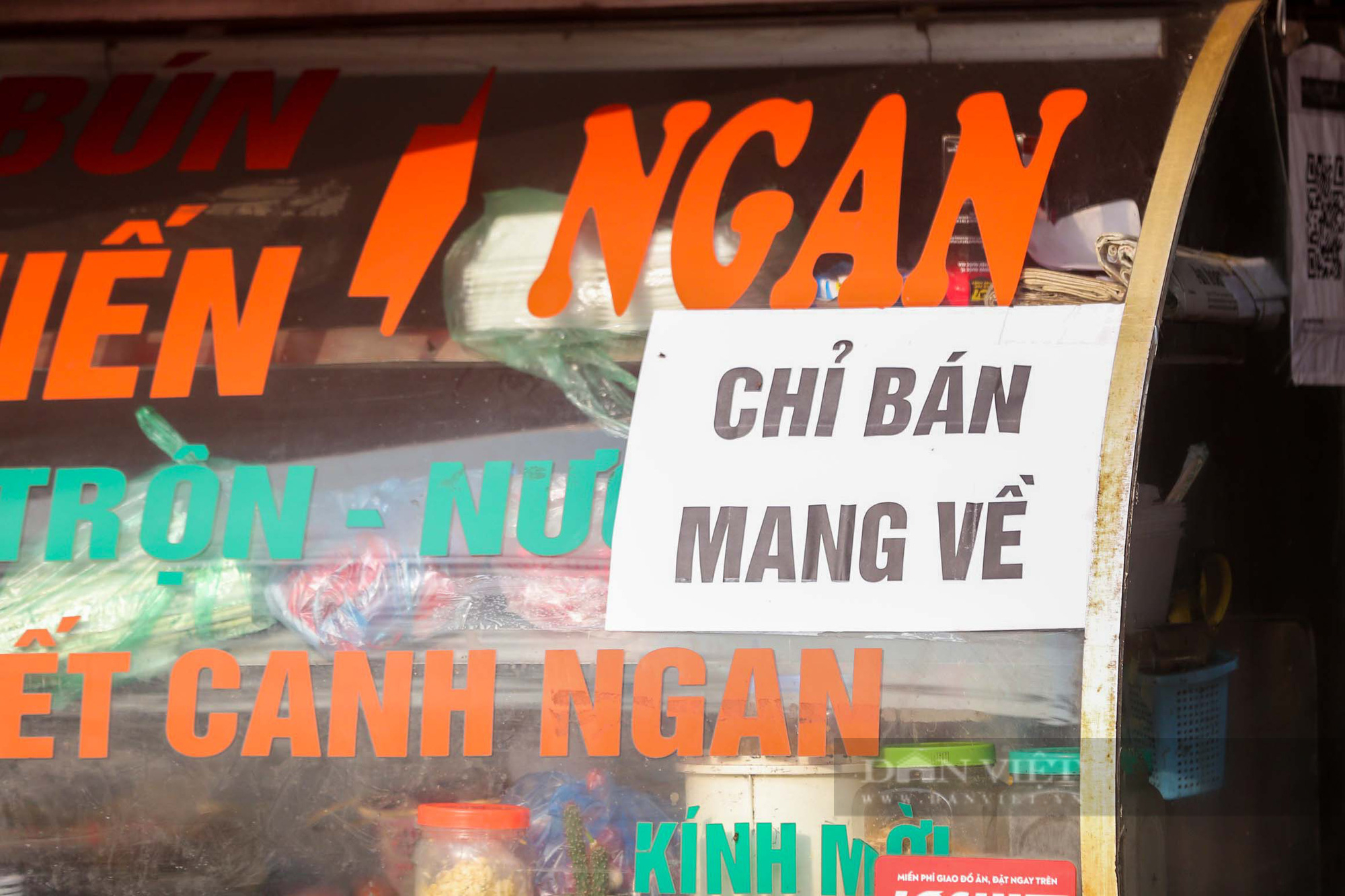 Quận vùng cam của Hà Nội đồng loạt treo biển &quot;chỉ bán mang về&quot; - Ảnh 9.