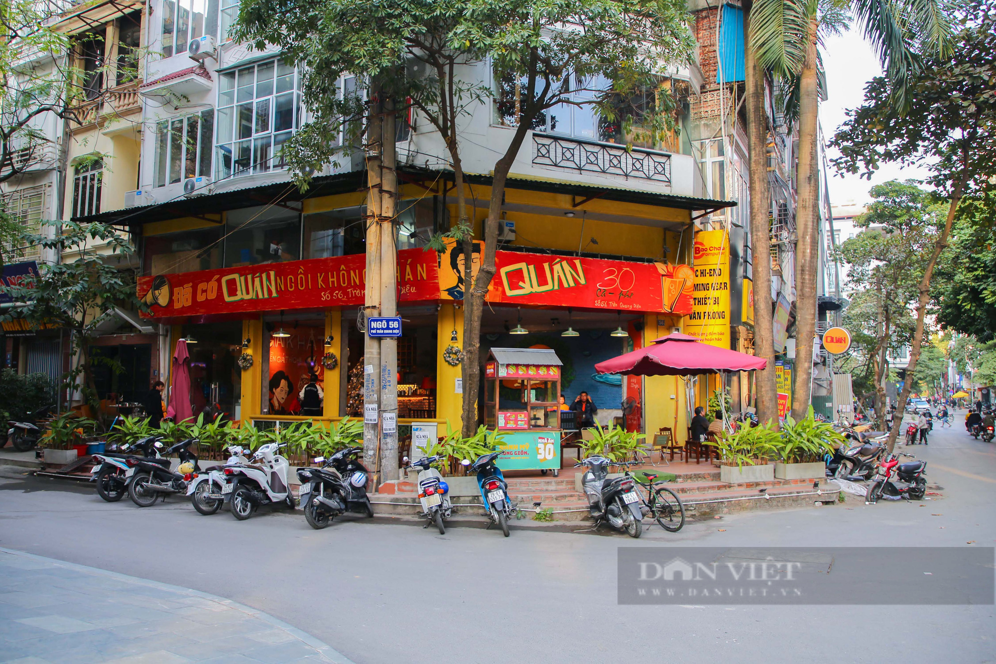 Quận vùng cam của Hà Nội đồng loạt treo biển &quot;chỉ bán mang về&quot; - Ảnh 2.