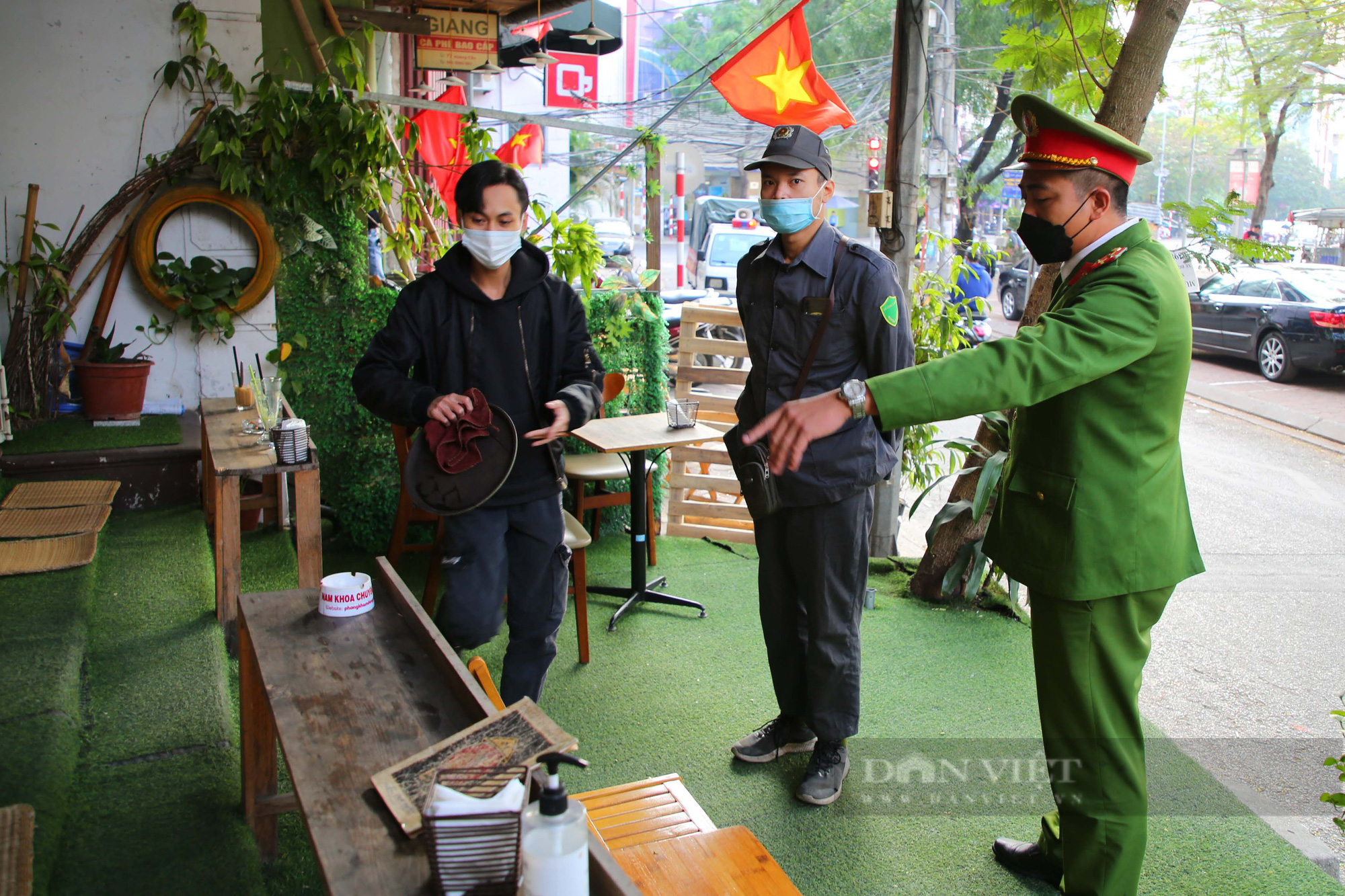 Quận vùng cam của Hà Nội đồng loạt treo biển &quot;chỉ bán mang về&quot; - Ảnh 5.