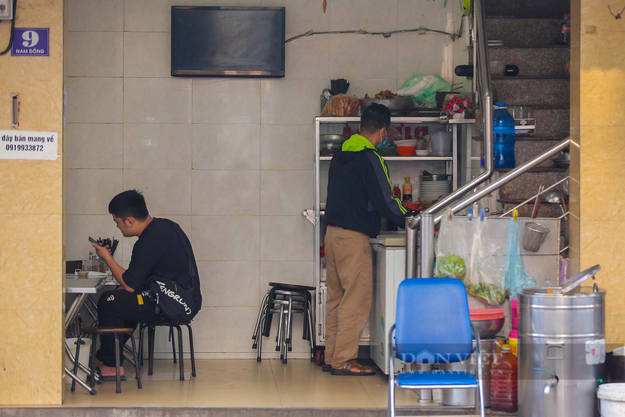 Quận vùng cam của Hà Nội đồng loạt treo biển &quot;chỉ bán mang về&quot; - Ảnh 10.