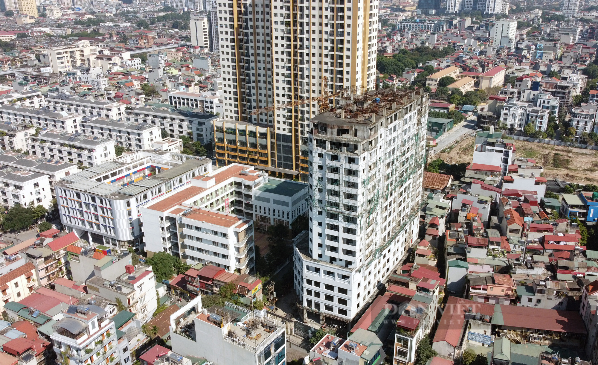 Cận cảnh dự án cao ốc 16 tầng bỏ hoang khiến người dân sống bất an giữa lòng Hà Nội - Ảnh 2.