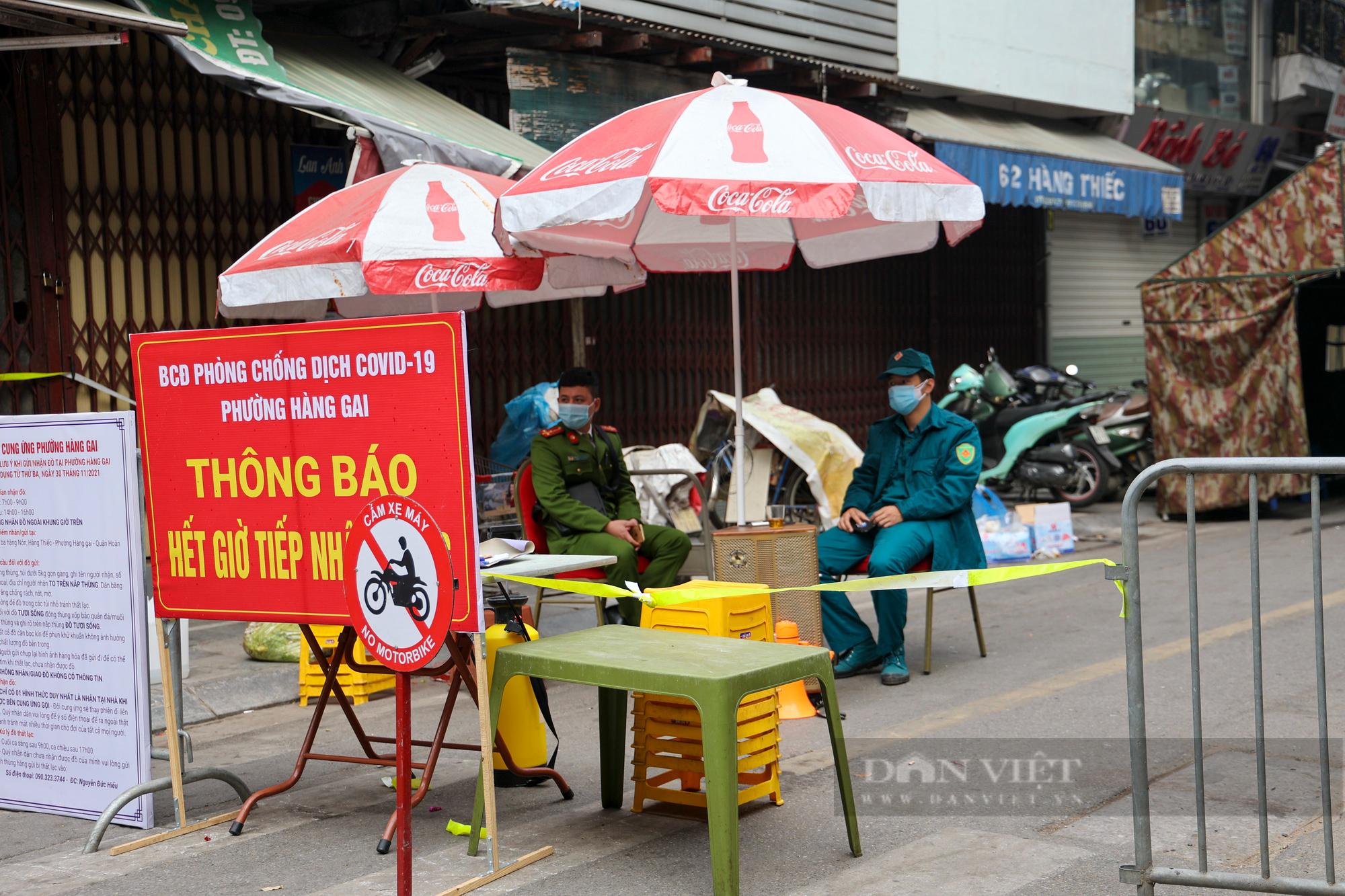 Chốt kiểm soát dày đặc, phố cổ lại &quot;chăng dây&quot; chống dịch Covid-19 - Ảnh 2.