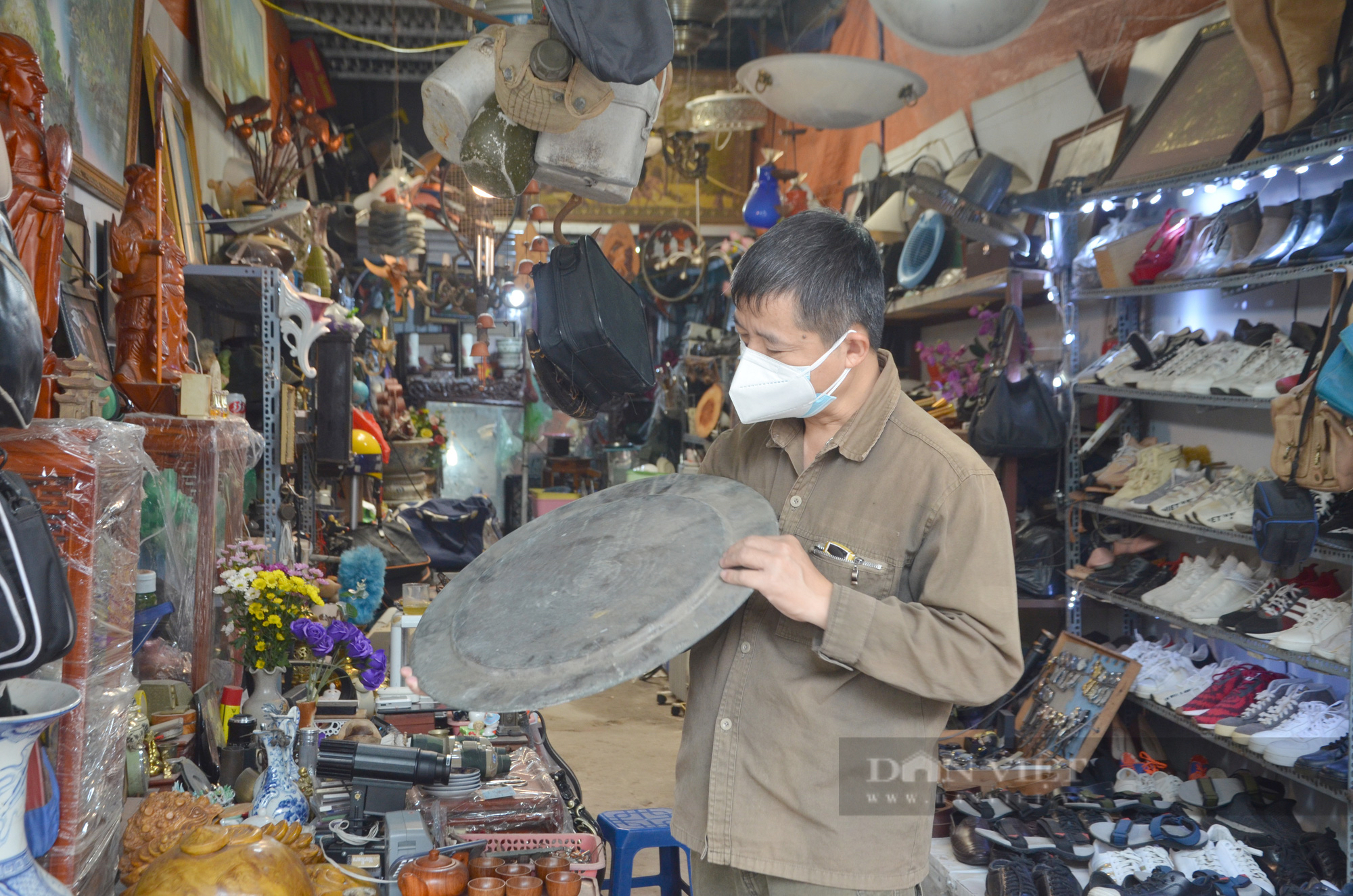 Độc đáo phiên chợ đồ cổ xưa giữa trung tâm Hà Nội - Ảnh 14.