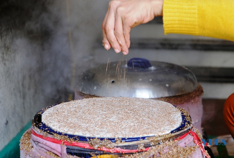Nhờ làm loại bánh đặc sản tròn tròn, to to, giòn đôm đốp, cả làng nghề Chòm trăm tuổi có khoản thu đều tay - Ảnh 11.