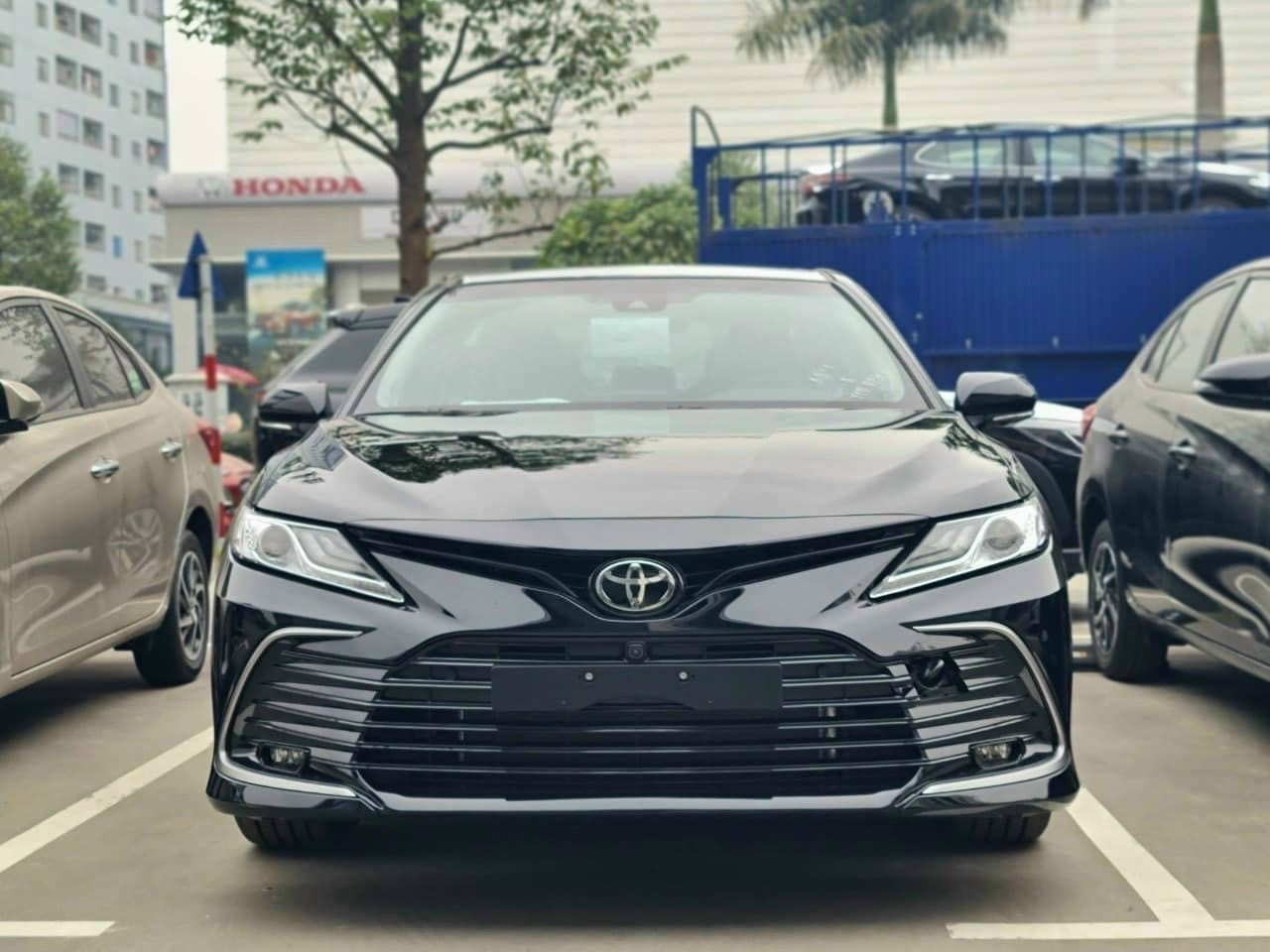 Chi tiết bộ ảnh thực tế Toyota Camry 2022 tại đại lý trước ngày ra mắt Việt Nam, có gì thay đổi? - Ảnh 1.
