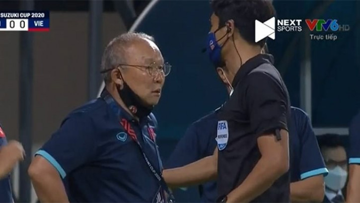 Quang Hải bị cầu thủ Indonesia "triệt hạ" 3 lần chỉ trong hiệp 1 - Ảnh 2.