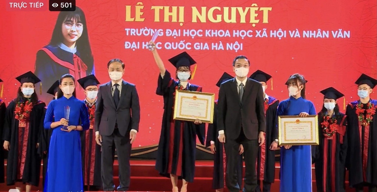 Nữ sinh trường chuyên gây &quot;choáng&quot; khi tiếp tục là thủ khoa kép đại học, tiết lộ quyết định về quê làm việc - Ảnh 1.