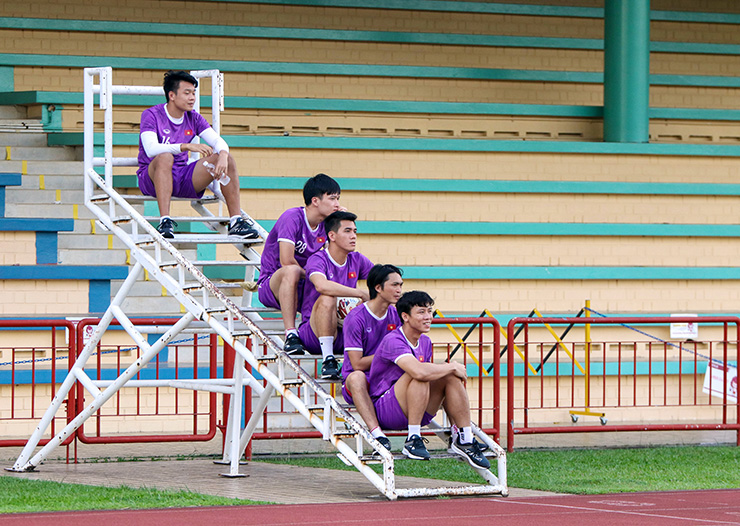 ĐT Việt Nam đấu Campuchia, Công Phượng bất ngờ tập làm thủ môn - Ảnh 1.