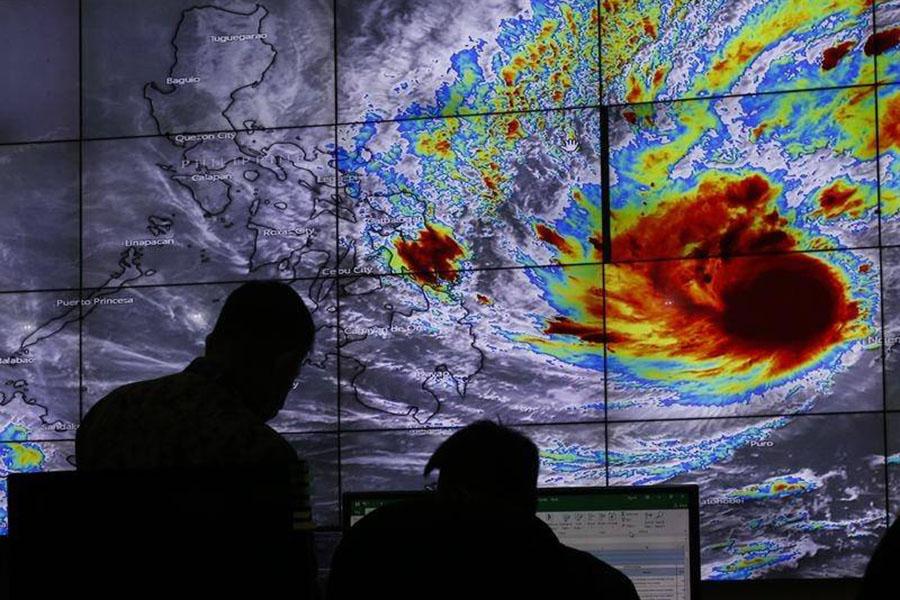 Siêu bão Rai đổ bộ Philippines, cả trăm nghìn người sơ tán - Ảnh 1.