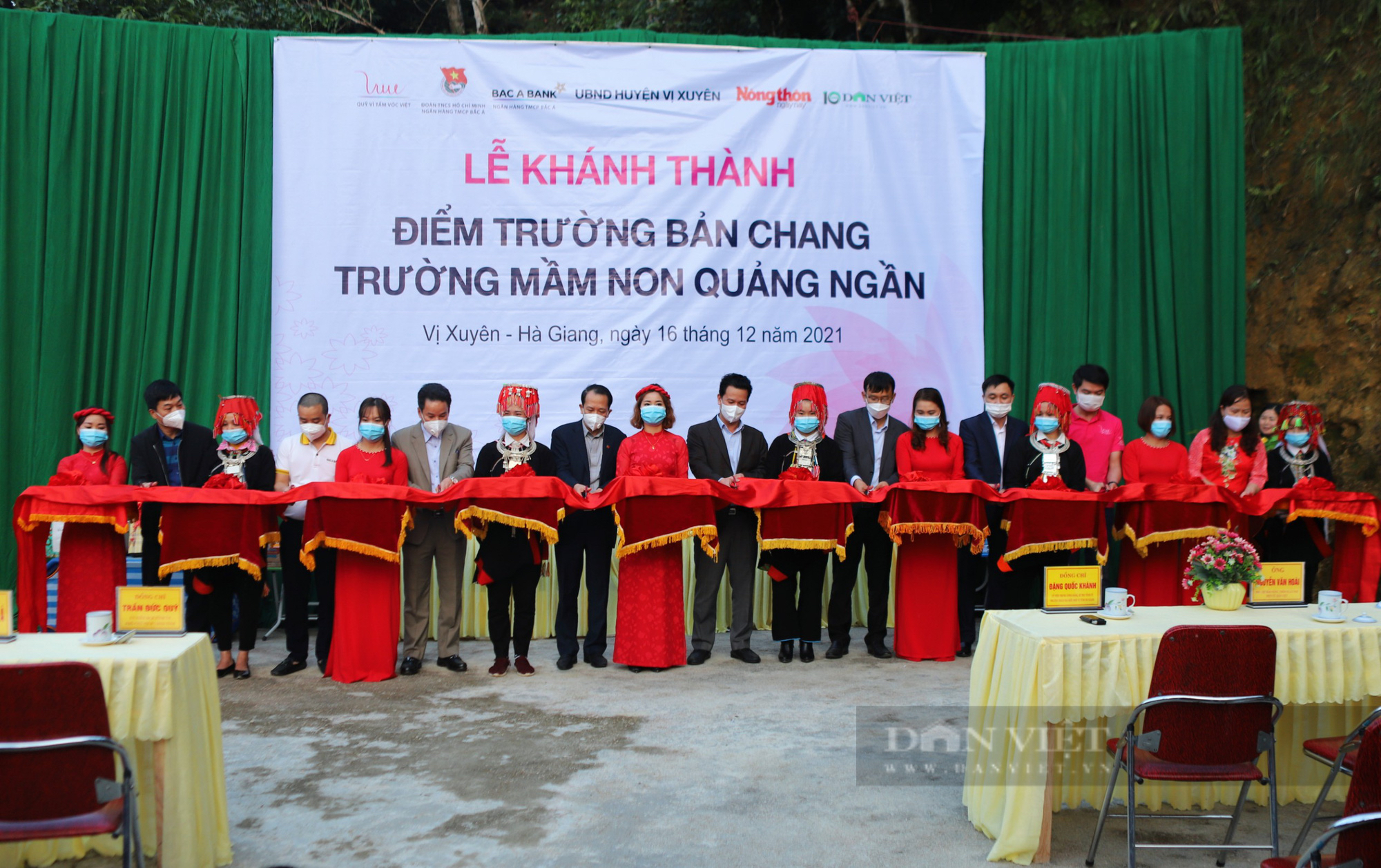 Báo NTNN/Dân Việt và nhà tài trợ trao tặng điểm trường tại Hà Giang: Mang đông ấm về với học sinh, người dân vùng cao - Ảnh 2.