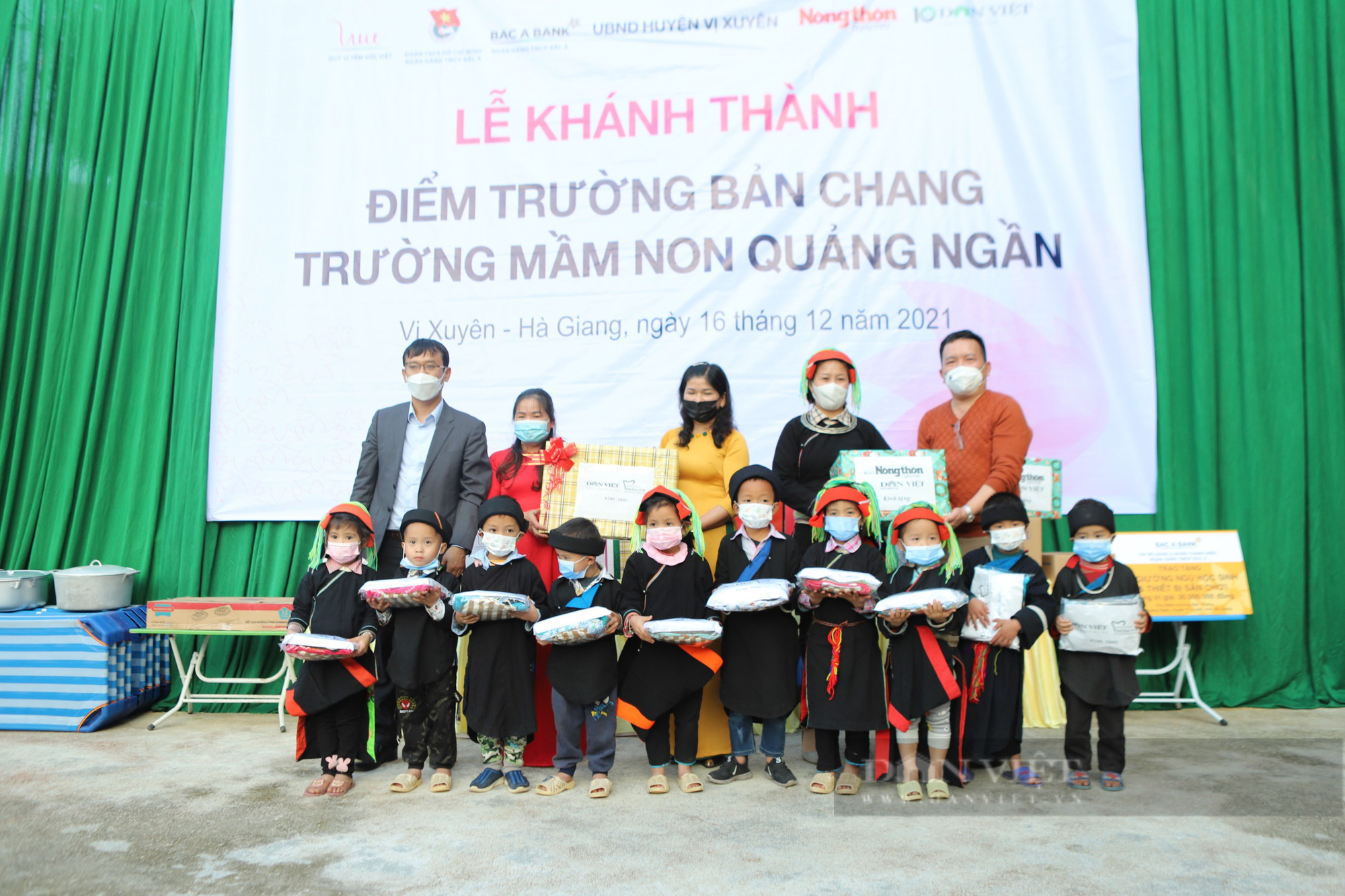 Báo NTNN/Dân Việt và nhà tài trợ trao tặng điểm trường tại Hà Giang: Mang đông ấm về với học sinh, người dân vùng cao - Ảnh 5.