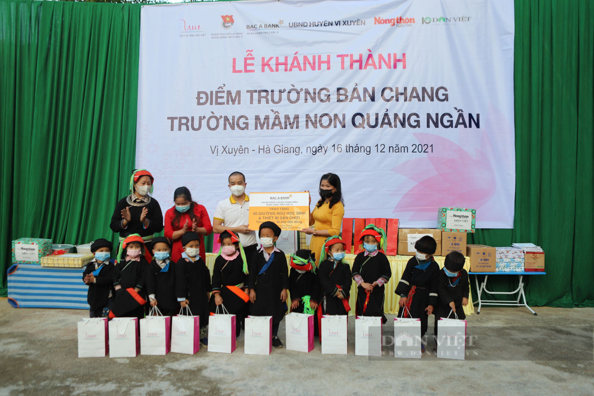 Báo NTNN/Dân Việt và nhà tài trợ trao tặng điểm trường tại Hà Giang: Mang đông ấm về với học sinh, người dân vùng cao - Ảnh 6.
