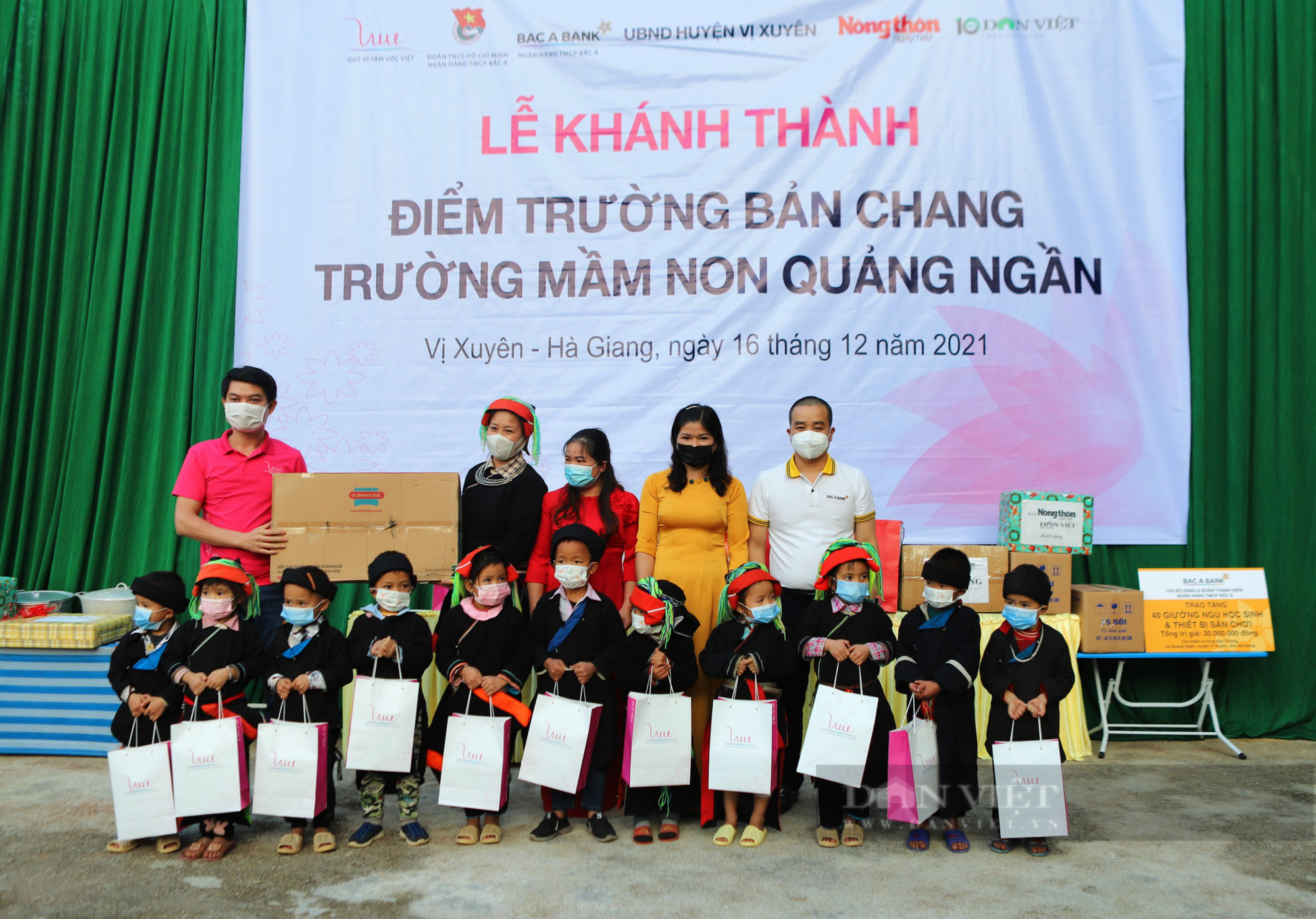 Báo NTNN/Dân Việt và nhà tài trợ trao tặng điểm trường tại Hà Giang: Mang đông ấm về với học sinh, người dân vùng cao - Ảnh 7.